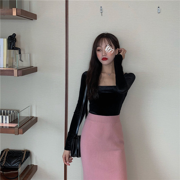 Μοντέρνα γυναικεία βελούδινη μπλούζα σε μαύρο και μοβ χρώμα με ένα τετράγωνο ντεκολτέ