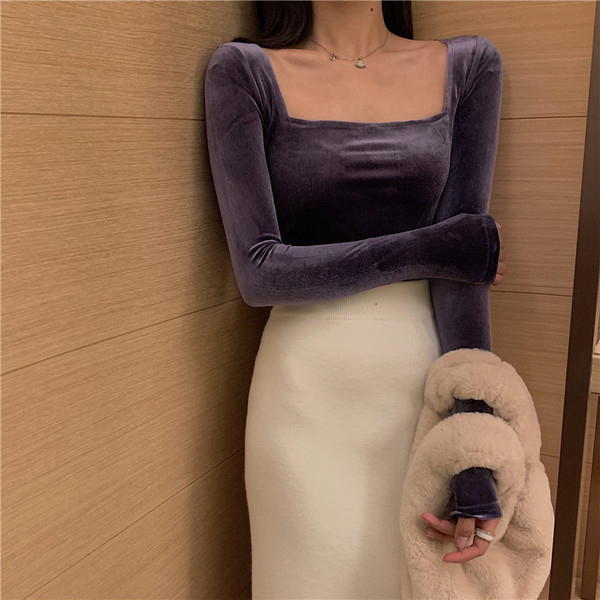 Μοντέρνα γυναικεία βελούδινη μπλούζα σε μαύρο και μοβ χρώμα με ένα τετράγωνο ντεκολτέ