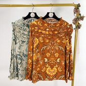 Γυναικεία casual μπλούζα με βολάν σε καφέ και γκρι  χρώμα και χρωματιστό μοτίβο