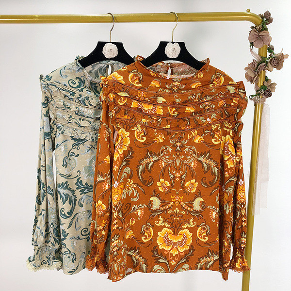 Γυναικεία casual μπλούζα με βολάν σε καφέ και γκρι  χρώμα και χρωματιστό μοτίβο 