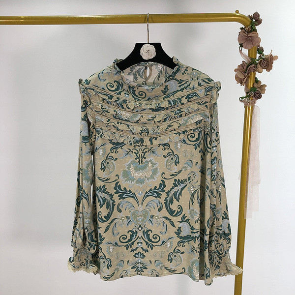 Γυναικεία casual μπλούζα με βολάν σε καφέ και γκρι  χρώμα και χρωματιστό μοτίβο 