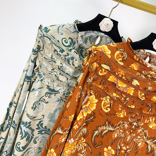 Γυναικεία casual μπλούζα με βολάν σε καφέ και γκρι  χρώμα και χρωματιστό μοτίβο 