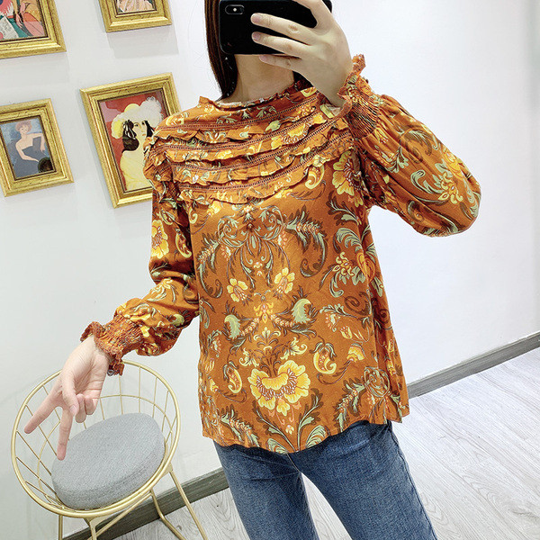 Γυναικεία casual μπλούζα με βολάν σε καφέ και γκρι  χρώμα και χρωματιστό μοτίβο 