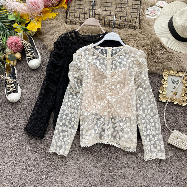 Μοντέρνα γυναικεία δαντελένια μπλούζα με φερμουάρ και οβάλ ντεκολτέ στο μπεζ και μαύρο χρώμα