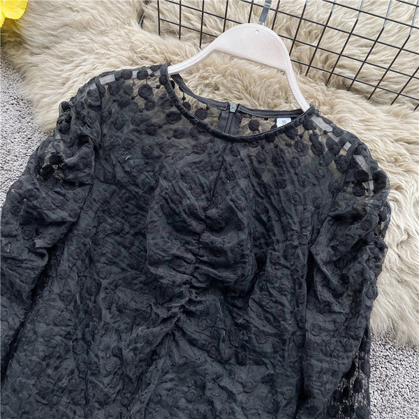 Μοντέρνα γυναικεία δαντελένια μπλούζα με φερμουάρ και οβάλ ντεκολτέ στο μπεζ και μαύρο χρώμα