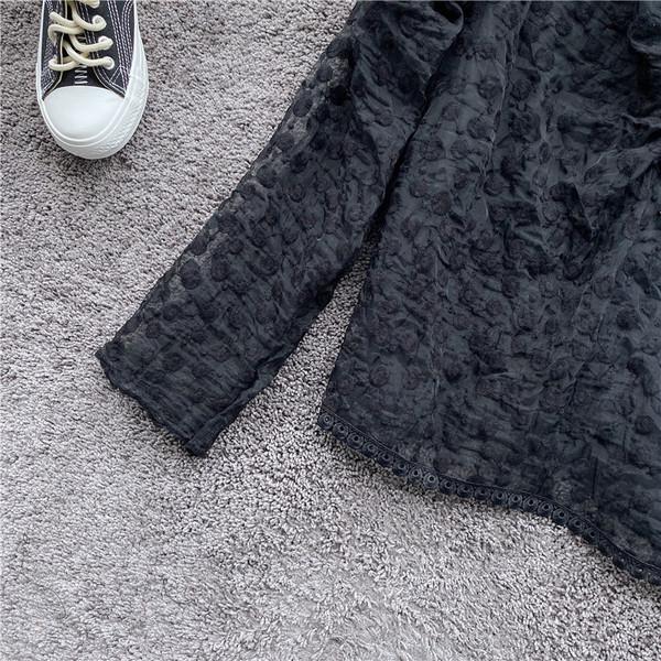 Μοντέρνα γυναικεία δαντελένια μπλούζα με φερμουάρ και οβάλ ντεκολτέ στο μπεζ και μαύρο χρώμα