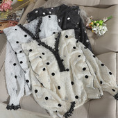 Γυναικείες μπλούζες σιφόν με βολάν  και V-λαιμόκοψη και λευκό, μαύρο  και μπεζ χρώμα