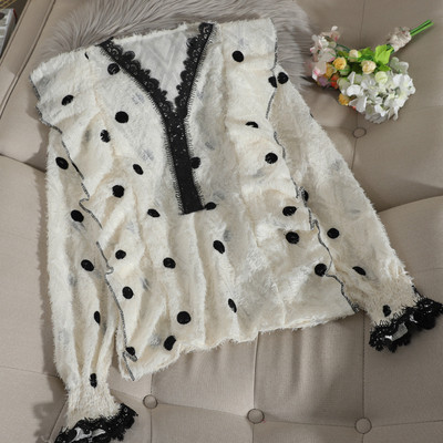 Γυναικείες μπλούζες σιφόν με βολάν  και V-λαιμόκοψη και λευκό, μαύρο  και μπεζ χρώμα