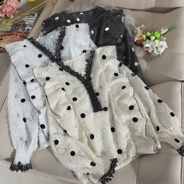 Γυναικείες μπλούζες σιφόν με βολάν  και V-λαιμόκοψη και λευκό, μαύρο  και μπεζ χρώμα