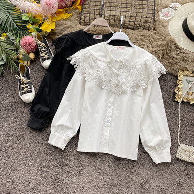 Модерна дамска риза в бял и черен цвят с дантела и копчета 