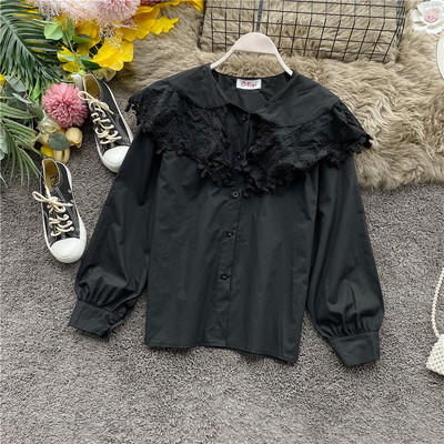 Cămașă modernă de damă în alb și negru cu dantelă și nasturi