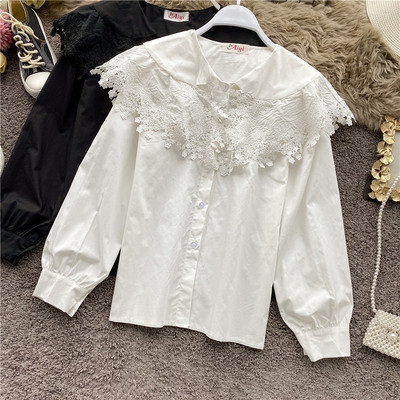 Cămașă modernă de damă în alb și negru cu dantelă și nasturi