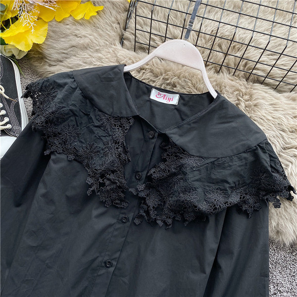 Cămașă modernă de damă în alb și negru cu dantelă și nasturi