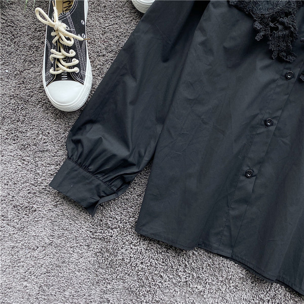 Cămașă modernă de damă în alb și negru cu dantelă și nasturi