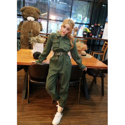 Modern női overál klasszikus gallérral és zsebekkel, övvel és a bokánál zöld színű gumival