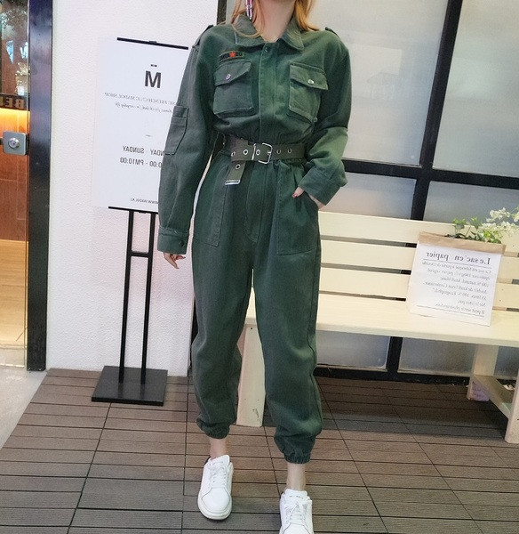 Modern női overál klasszikus gallérral és zsebekkel, övvel és a bokánál zöld színű gumival