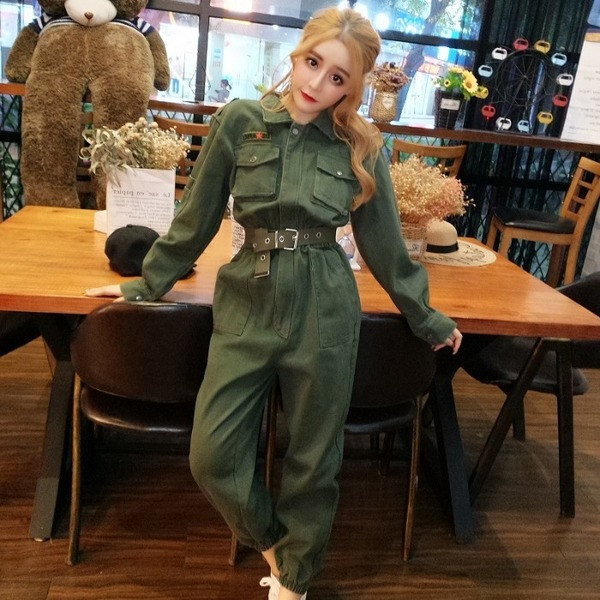 Modern női overál klasszikus gallérral és zsebekkel, övvel és a bokánál zöld színű gumival