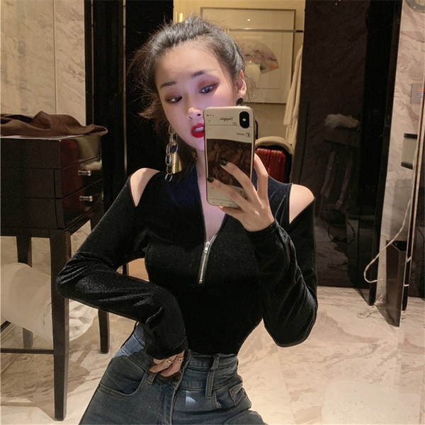 Bluză de damă din catifea neagră, cu fermoar și umerii goi