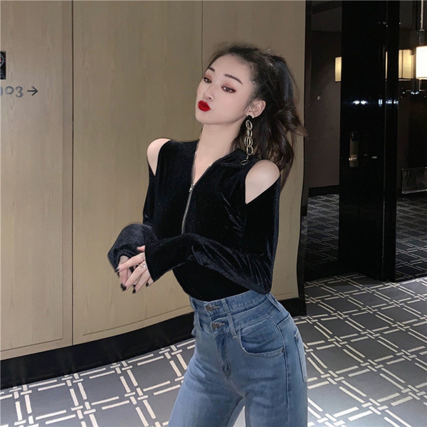 Bluză de damă din catifea neagră, cu fermoar și umerii goi