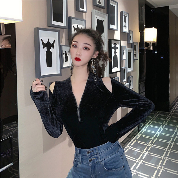 Bluză de damă din catifea neagră, cu fermoar și umerii goi