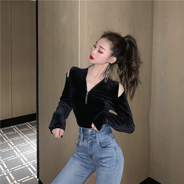 Bluză de damă din catifea neagră, cu fermoar și umerii goi