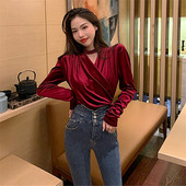 Γυναικεία βελούδινη μπλούζα σε μαύρο και κόκκινο χρώμα με V-neck