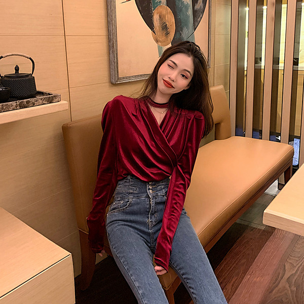 Γυναικεία βελούδινη μπλούζα σε μαύρο και κόκκινο χρώμα με V-neck