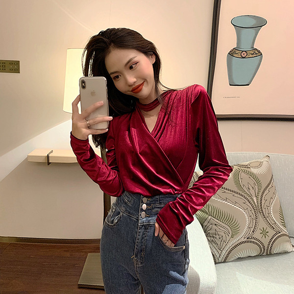 Γυναικεία βελούδινη μπλούζα σε μαύρο και κόκκινο χρώμα με V-neck