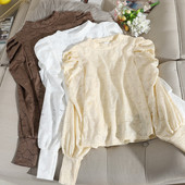 Λεπτή δαντελωτή γυναικεία μπλούζα  με μανίκια βολάν και στρογγυλή λαιμόκοψη