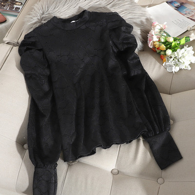 Λεπτή δαντελωτή γυναικεία μπλούζα  με μανίκια βολάν και στρογγυλή λαιμόκοψη