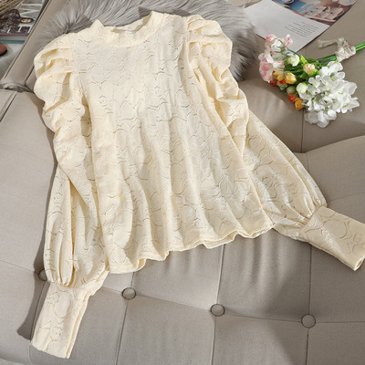 Λεπτή δαντελωτή γυναικεία μπλούζα  με μανίκια βολάν και στρογγυλή λαιμόκοψη