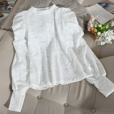 Λεπτή δαντελωτή γυναικεία μπλούζα  με μανίκια βολάν και στρογγυλή λαιμόκοψη