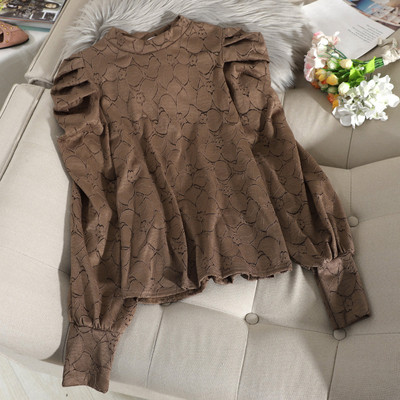 Λεπτή δαντελωτή γυναικεία μπλούζα  με μανίκια βολάν και στρογγυλή λαιμόκοψη