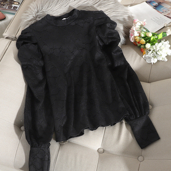 Λεπτή δαντελωτή γυναικεία μπλούζα  με μανίκια βολάν και στρογγυλή λαιμόκοψη