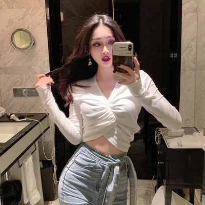 Γυναικεία κοντή μπλούζα σε λευκό και μαύρο χρώμα  με V-λαιμόκοψη