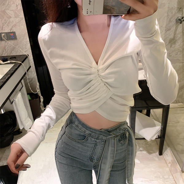 Γυναικεία κοντή μπλούζα σε λευκό και μαύρο χρώμα  με V-λαιμόκοψη