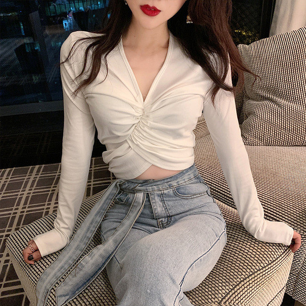 Γυναικεία κοντή μπλούζα σε λευκό και μαύρο χρώμα  με V-λαιμόκοψη