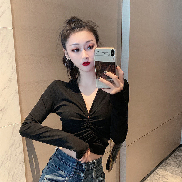 Γυναικεία κοντή μπλούζα σε λευκό και μαύρο χρώμα  με V-λαιμόκοψη