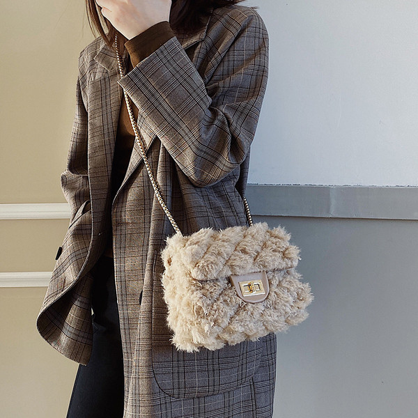 Geantă de pluș de damă cu închizătoare și lanț metalic