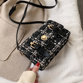 Καρό γυναικεία τσάντα  με πόρπη και μακρά λαβή σε μαύρο και άσπρο χρώμα