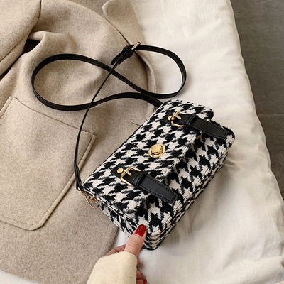 Καρό γυναικεία τσάντα  με πόρπη και μακρά λαβή σε μαύρο και άσπρο χρώμα