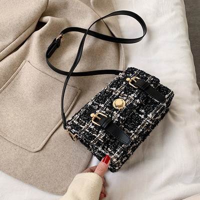 Καρό γυναικεία τσάντα  με πόρπη και μακρά λαβή σε μαύρο και άσπρο χρώμα