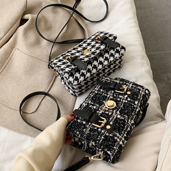 Καρό γυναικεία τσάντα  με πόρπη και μακρά λαβή σε μαύρο και άσπρο χρώμα