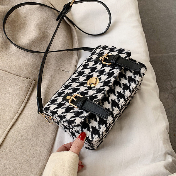 Καρό γυναικεία τσάντα  με πόρπη και μακρά λαβή σε μαύρο και άσπρο χρώμα