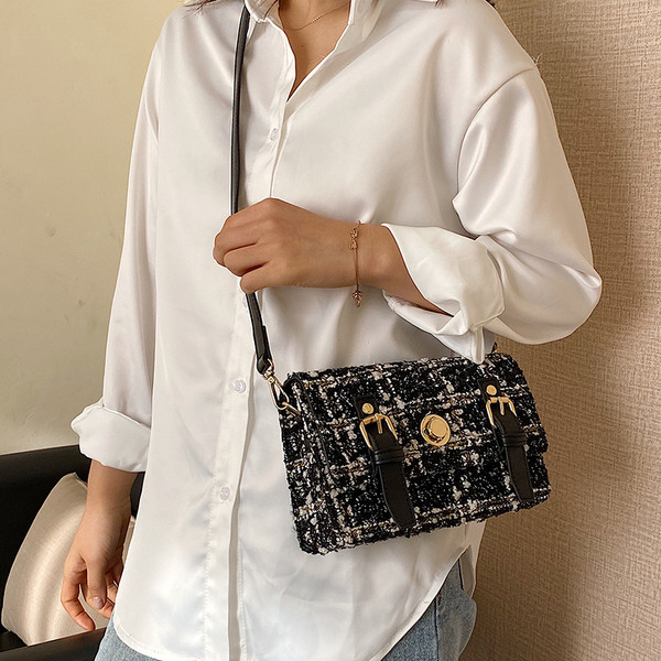 Καρό γυναικεία τσάντα  με πόρπη και μακρά λαβή σε μαύρο και άσπρο χρώμα