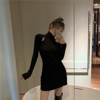 Rochie modernă de damă în negru, cu guler polo și mâneci lungi