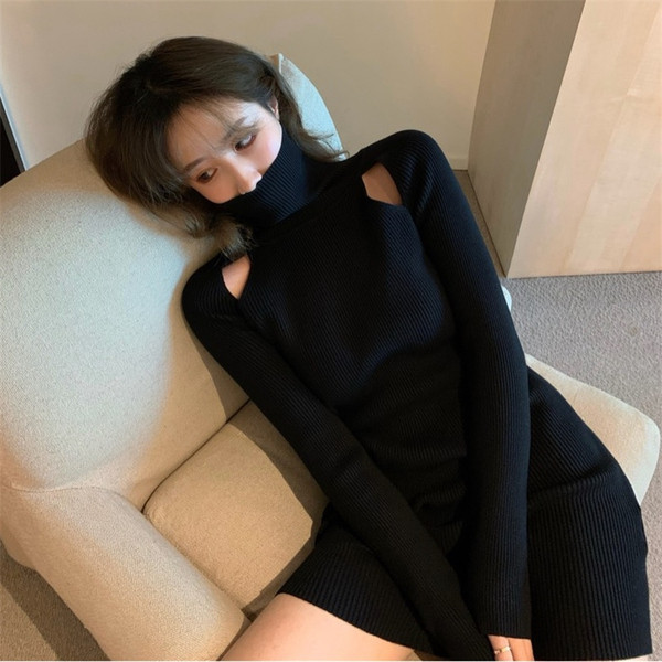 Rochie modernă de damă în negru, cu guler polo și mâneci lungi