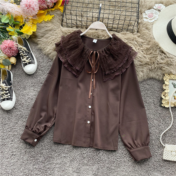 Μοντέρνο γυναικείο πουκάμισο με κορδόνια και κουμπιά σε λευκό, κόκκινο, λευκό και καφέ χρώμα