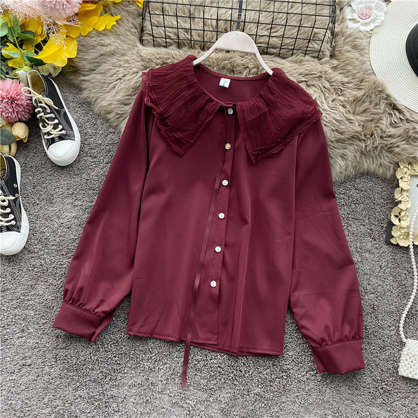 Μοντέρνο γυναικείο πουκάμισο με κορδόνια και κουμπιά σε λευκό, κόκκινο, λευκό και καφέ χρώμα