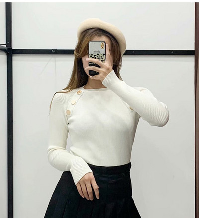 Λεπτή γυναικεία μπλούζα πλεκτή  με μεταλλικά κουμπιά σε πράσινο, λευκό και μαύρο χρώμα